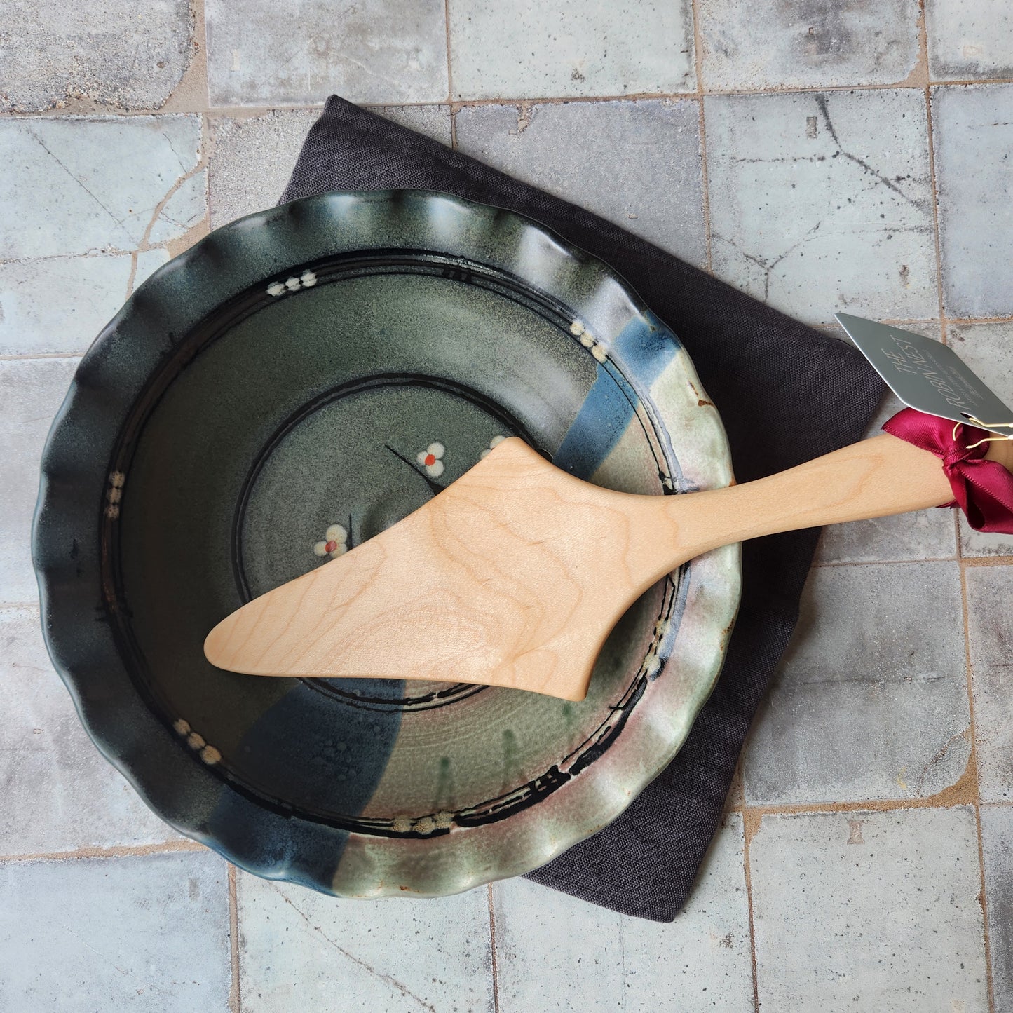 11" Pie Server - Bee's Oil Finish by Holland Bowl Mill