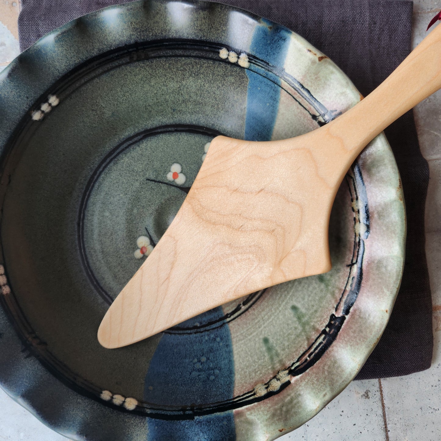 11" Pie Server - Bee's Oil Finish by Holland Bowl Mill